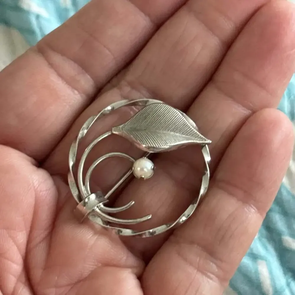 12K GF White Gold Filled Pearl Circle Leaf Brooch Signed KL Dainty Vintage